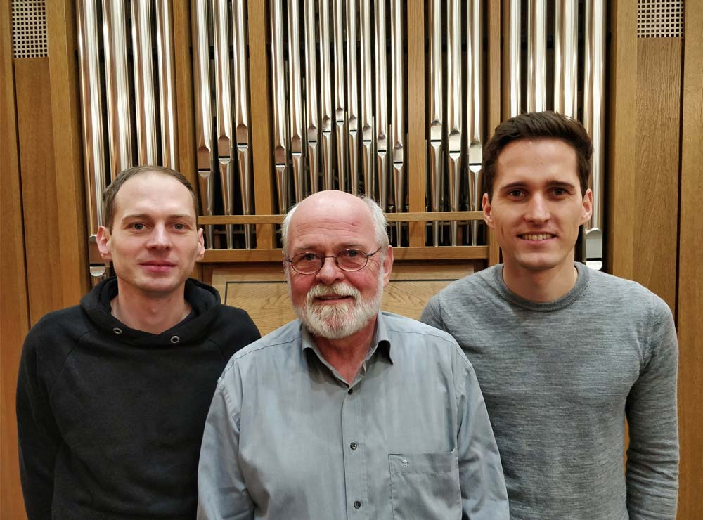 Das Bild zeigt Matthias Schuke und seine Söhne die Orgelbauer als titelbild für den Nachruf des verstorbenen Matthias Schuke auf der Webseite der Evangelischen Kirche zur 'Spende für die Orgel in Babelsberg'